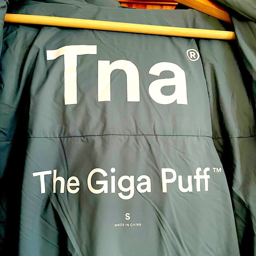 Aritzia Giga Puff 2019-2020 szn GENTLY USED Puffer - Picture 4 of 11